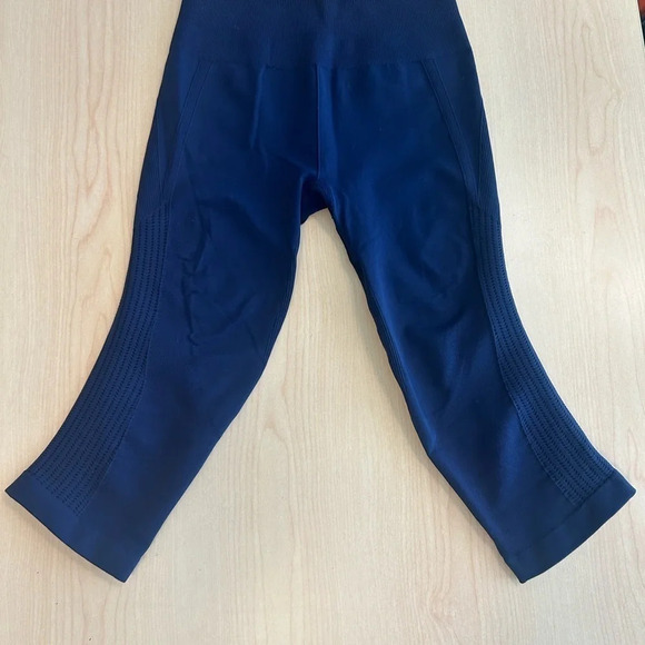 Lululemon compression capri “flow and go” seamless capris size 2 - Picture 4 of 7